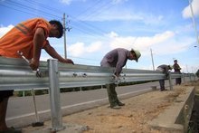 公路護(hù)欄板 道路安全的守護(hù)者與公路工程建筑的關(guān)鍵構(gòu)件